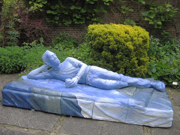 beelden aan de Vecht in de beeldentuin rondom het koetshuis van May en Joop Hobijn in Maarssen