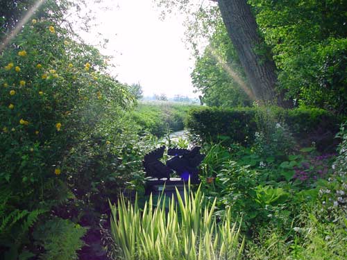 beelden aan de Vecht in de beeldentuin rondom het koetshuis van May en Joop Hobijn in Maarssen