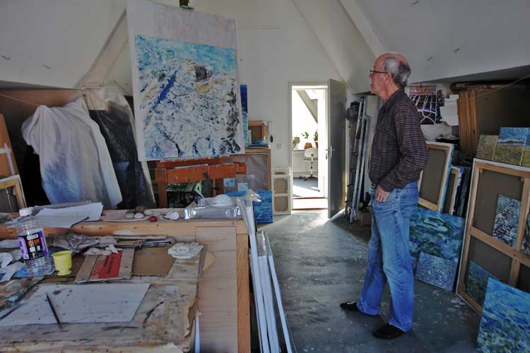 Portret van Wim Drion in zijn atelier.