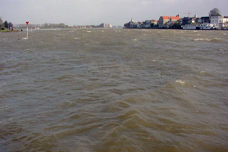 Storm op de rivier bij Dordrecht, en de historische binnenstad als uitzicht vanuit de atelierwoning aan de Zwijndrechtse oever van de Oude Maas.