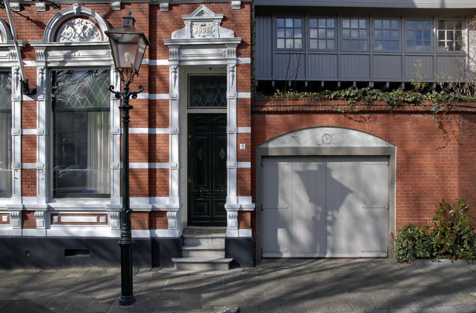 Een rustiek hoekje bij een historische ophaalbrug - grachtenpand aan de historische Wolwevershaven in Dordrecht.