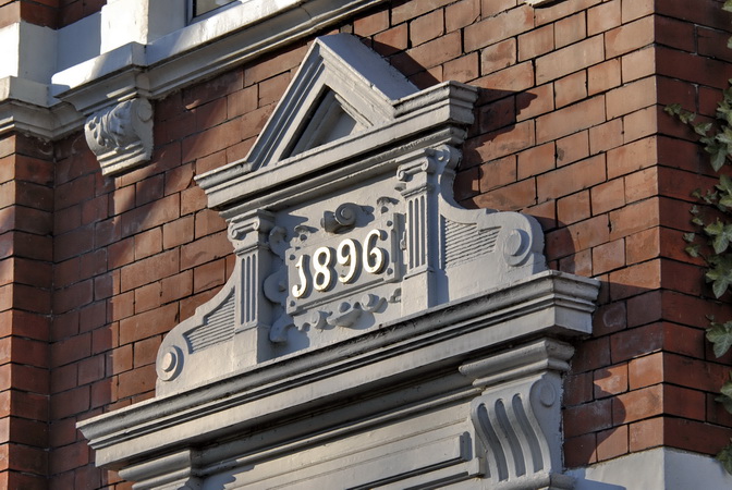 Straatzijde, grachtenHuis aan de rivier in Dordrecht. exterieur
