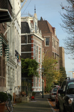 Op de kade staat het grachtenHuis aan de rivier in Dordrecht. exterieur