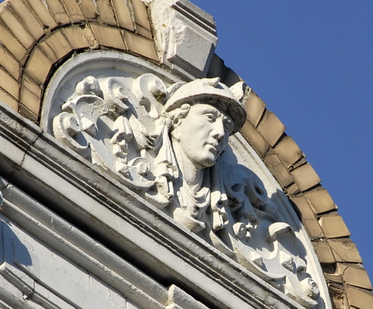 Ornament aan de gevel van het grachtenHuis aan de rivier in Dordrecht. exterieur