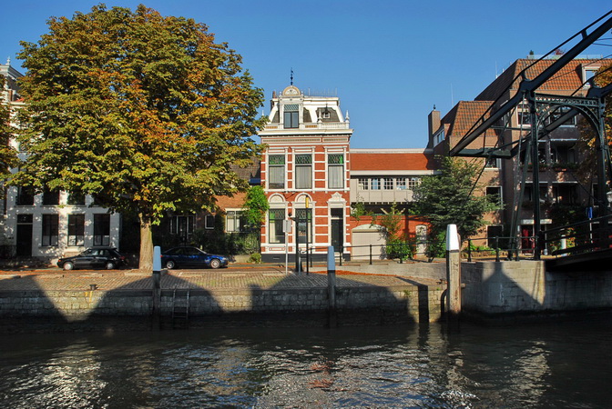 Heren-huis aan de haven (Wolwevershaven) te Dordrecht - met uitzicht op de rivier.