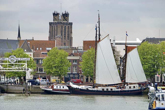 Het herenhuis, de kade en de ophaalbrug.