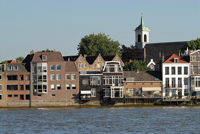 De Dordtse rivierzijde met terassen van de kadewoningen boven de Oude Maas - met belendende panden aan de rivier.