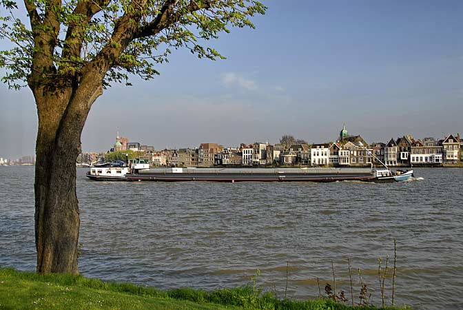 Een stuk van de Dordtse rivierzijde met terassen van de kadewoningen boven de Oude Maas - met belendende panden aan de rivier.