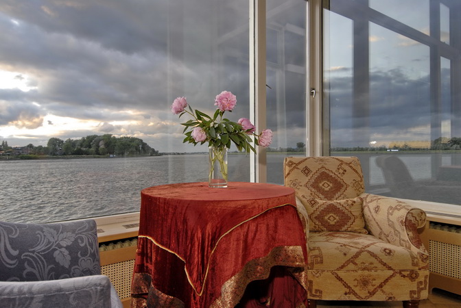 Het uitzicht op de rivier vanuit de woonkamer van het heren-huis aan de Wolwevers-haven in Dordrecht.