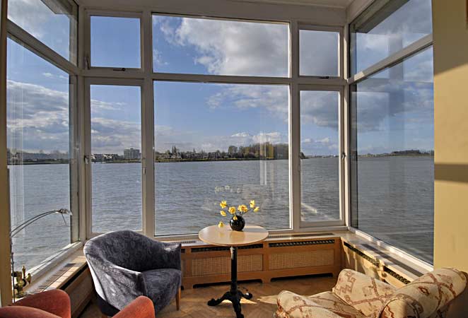 De erker met uitzicht op de rivier van het herenhuis|grachtenpand.
