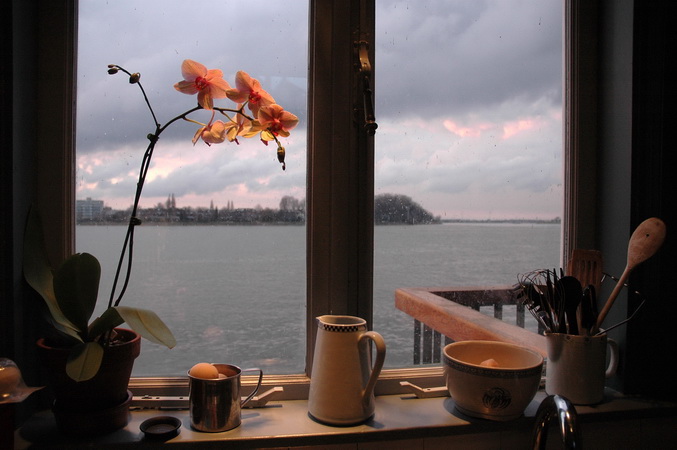 De keuken van het herenhuis|grachtenpand kijkt uit op de rivier - ruimte en uitzicht.