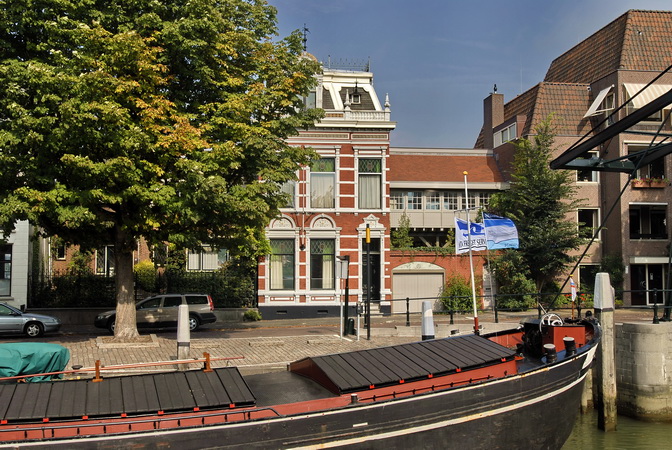 Grachtenpanden in Nederland in de omgeving van de rivier in Dordrecht | De uitzichten vanuit het herenhuis | grachtenpand zijn wijds, historisch en landschappelijk.
