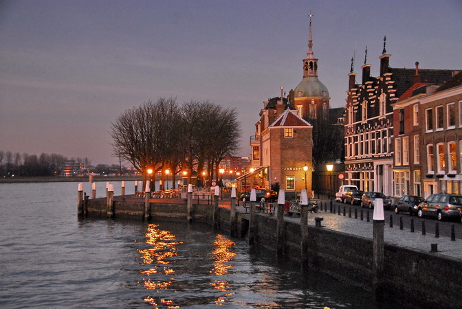 omgeving rivier in Dordrecht | De uitzichten vanuit het herenhuis | grachtenpand zijn wijds, historisch en landschappelijk.