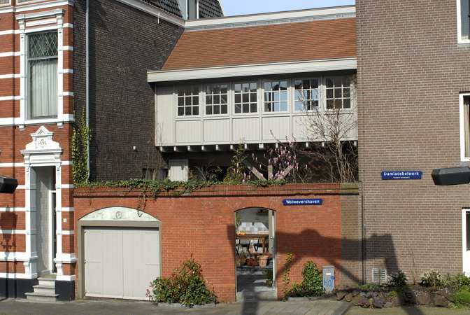 de studio en werkkamer van het herenhuis | grachtenpand kijkt niet alleen uit over de haven, maar and de middag- en avondzon kant is er een groots uitzicht op de rivier.