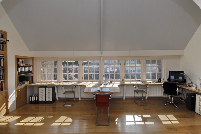 de studio en werkkamer van het herenhuis | grachtenpand kijkt niet alleen uit over de haven, maar and de middag- en avondzon kant is er een groots uitzicht op de rivier.
