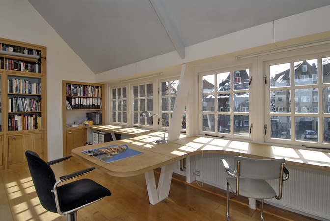 de studio en werkkamer van het herenhuis | grachtenpand kijkt niet alleen uit over de haven, maar and de middag- en avondzon kant is er een groots uitzicht op de rivier.