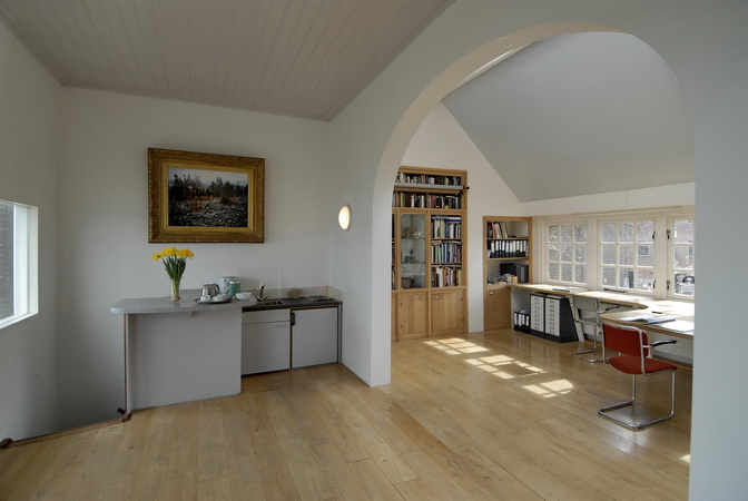 de studio en werkkamer van het herenhuis | grachtenpand kijkt niet alleen uit over de haven, maar and de middag- en avondzon kant is er een groots uitzicht op de rivier.