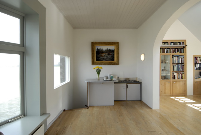 de studio en werkkamer van het herenhuis | grachtenpand kijkt niet alleen uit over de haven, maar and de middag- en avondzon kant is er een groots uitzicht op de rivier.