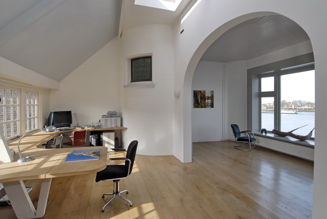 de studio en werkkamer van het herenhuis | grachtenpand kijkt niet alleen uit over de haven, maar and de middag- en avondzon kant is er een groots uitzicht op de rivier.