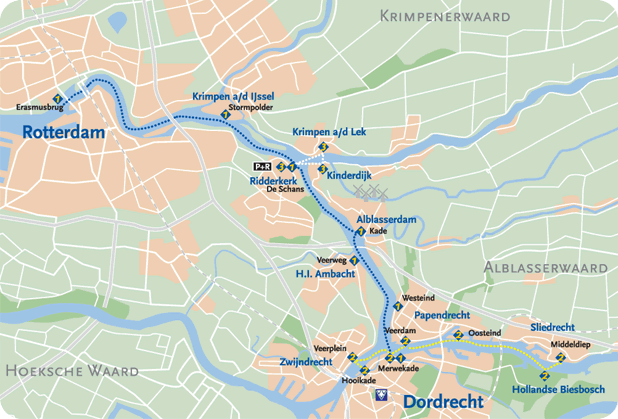 De aanlegsteiger van de Fast Ferry tussen Dordrecht en Rotterdam bevindt zich een paar honderd meter van het grachtenpand.