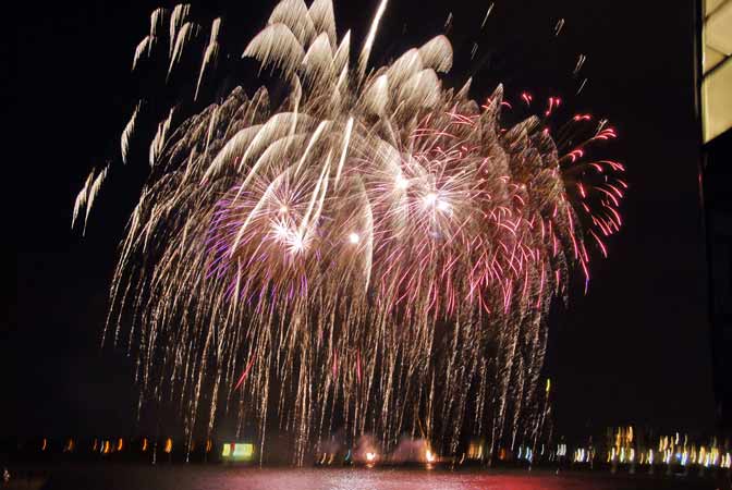 Vuurwerk achter het grachtenhuis - te koop in Dordrecht.