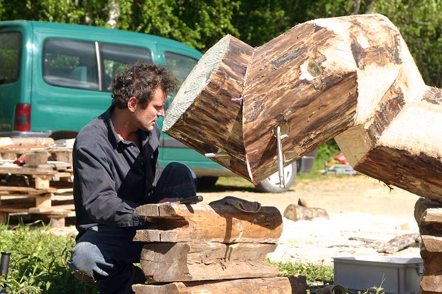 Roland de Jong Orlando making "re-nature" - wooden sculpture.