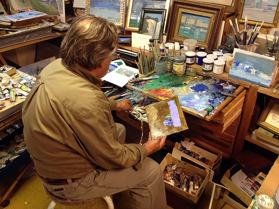 Portret van Adrie Mouthaan in zijn atelier.