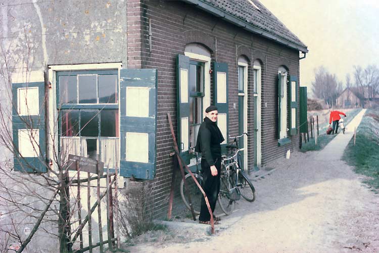 Cor Noltee posing in front of his studio at Kop van het Land in Dordrecht.