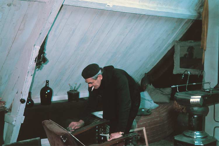 Cor Noltee paintng on the attic of his studio at Kop van het Land in Dordrecht.